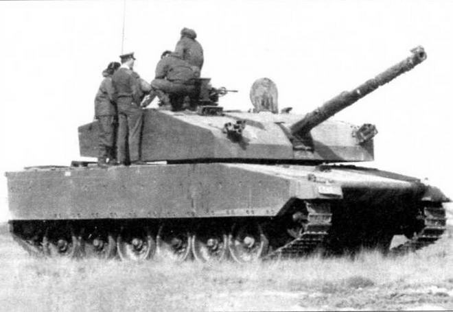 Первый опытный образец основного боевого танка «Вэлиэнт» на полигоне в Бовингтоне. Весна 1980 года