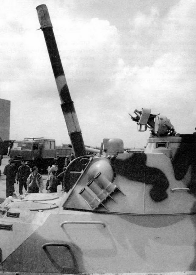 «Нона-СВК». Ствол 120-мм орудия 2А60 поднят на максимальный угол возвышения. Омск, выставка ВТТВ-Омск-2003
