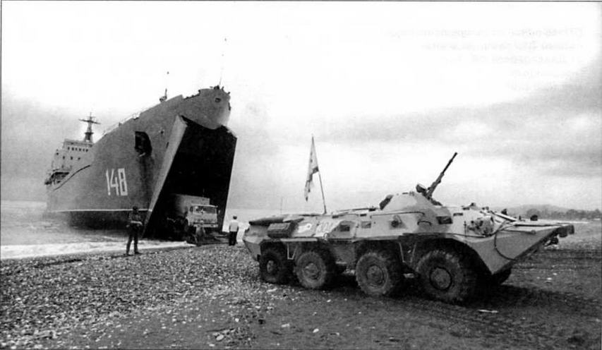 На одном из сухумских пляжей бронетранспортер БТР-80 морской пехоты Черноморского флота обеспечивает доставку гуманитарного груза в Абхазию. Июнь 1993 года
