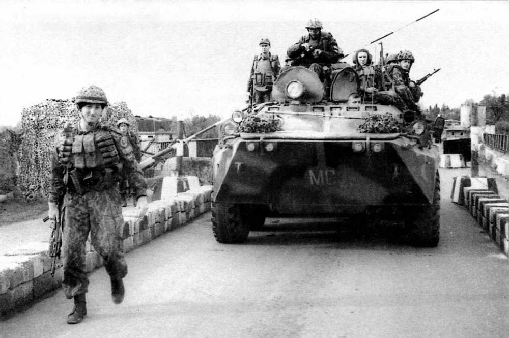 БТР-80 российских миротворческих сил в Абхазии. 1998 год