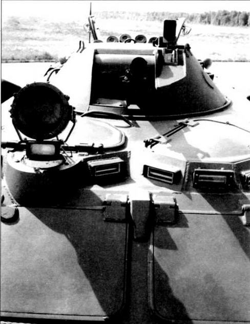 Вид спереди на башенную пулеметную установку БПУ-1. Справа от маск-установки пулеметов — амбразура прицела 1ПЗ-2 с откинутой вверх броневой крышкой. На переднем плане, перед люком командира, установлен прибор наблюдения ТКН-3 с осветителем ОУ-ЗГА2М