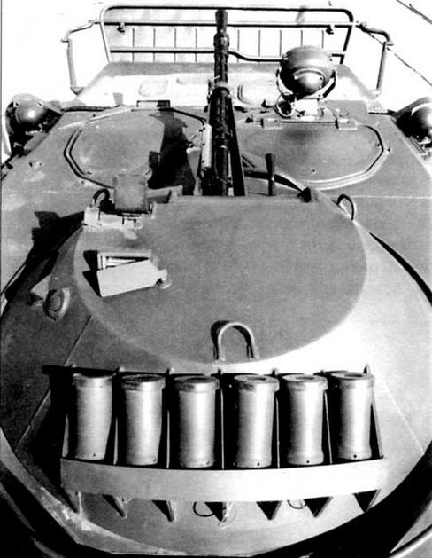 Вид сзади на башенную пулеметную установку БПУ-1. На крыше башни слева установлен прибор наблюдения ТНПТ-1, амбразура которого закрыта броневой заслонкой. На кормовой стенке башни размещен блок пусковых установок системы 902В «Туча»