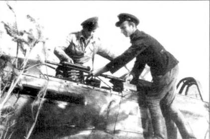 Техники из 1-го польского авиаполка подготавливают самолет к в боевому вылету. В национальных формированиях, входивших в состав Красной Армии технический персонал и старший командный состав был как правило русским.