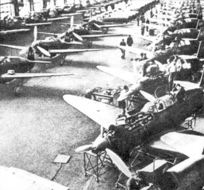 Самолетостроительный завод № 153 в Новосибирске. За годы войны завод выпустил более 15000 самолетов, главным образом Як-9. Слева виден ряд завершенных Як-7Б (серия 22). Справа серия Як-7 Б (серия 23) в финальной стадии сборки.