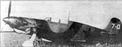 Як-7Б с дюралевым крылом. Такие самолеты получили обозначение Як-7Д. Внутри металлического крыла имелось больше свободного места, что позволило увеличить емкость топливных баков. Первые полеты Як-7Д совершил летом 1942 года. Дюралевые крылья имели округлые концы и без изменений перешли на Як-9.