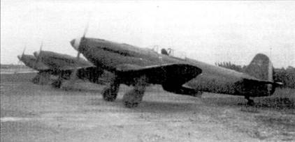 Три Як-3 на аэродроме Ле-Бурже, лето 1945 года. Передний самолет перекрашен в светло-серый цвет. Полк вошел в состав ВВС Франции как GC 3/5 Normandie- Niemen и базировался на аэродромах в Ле-Бурже и Туссю-ле-Нобль.