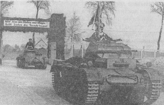Лёгкие танки Pz.II Ausf.B и Pz.I Ausf.B из состава 1-го батальона 10-го танкового полка Вермахта, расквартированного в Зинтене. Германия, 1937 год.