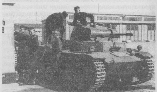 Заправка топливом во 2-й танковой бригаде. После боёв в Польше лобовая броня танков была усилена накладными листами. Опознавательный знак – чёрный крест в белой окантовке – был введён с 26 октября 1939 года.