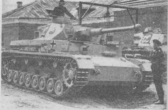 Средний танк Pz.IV Ausf.F2. Судя по наличию смотровых приборов заряжающего на лобовом и правом бортовом листах башни, эта машина переоборудована из танка модификации F1.