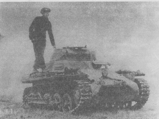 Этот снимок наглядно демонстрирует соотношение размеров танка и человека.