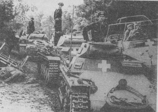 Колонна немецких танков во главе с Pz.I движется по территории Польши. Сентябрь 1939 года.