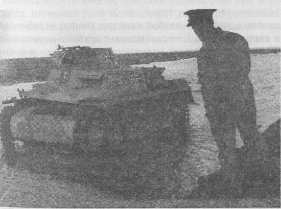 Английский офицер осматривает подбитый Pz.I Ausf.A. Северная Африка, декабрь 1941 года.