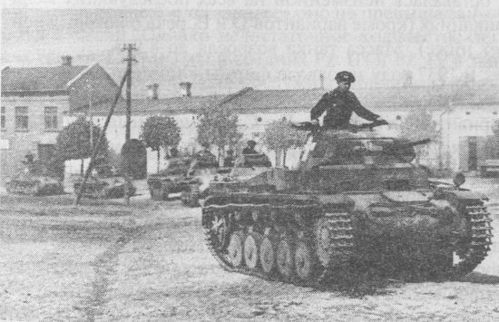 Колонна лёгких танков Pz.II и Pz.I на улице одного из польских городов. Сентябрь 1939 года.