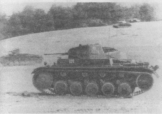 Танки Pz.II в атаке. Хорошее взаимодействие между подразделениями в значительной мере обеспечивалось наличием на всех танках радиостанций.