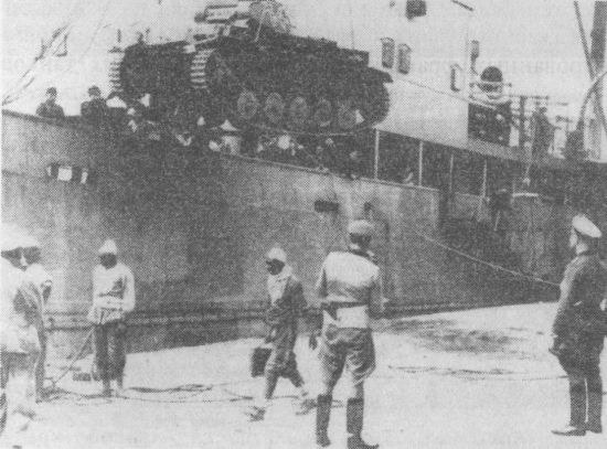 Выгрузка танков в порту Триполи. 10 марта 1941 года.