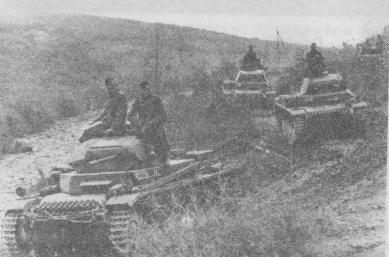 Танки Pz.II Ausf.C выдвигаются к греческой границе. Болгария, апрель 1941 года.