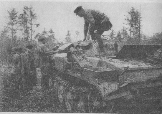Бойцы и командиры Красной Армии осматривают захваченный огнемётный танк противника. Хорошо видна установка дымовых гранатомётов на надгусеничной полке. Западный фронт, лето 1941 года.