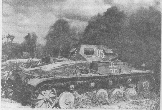 Танк Pz.II, уничтоженный огнём советской артиллерии. Западный фронт, июль 1942 года.