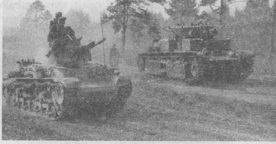 Pz.35(t) на марше. На втором плане – брошенный экипажем советский средний танк Т-28. Июнь 1941 года.