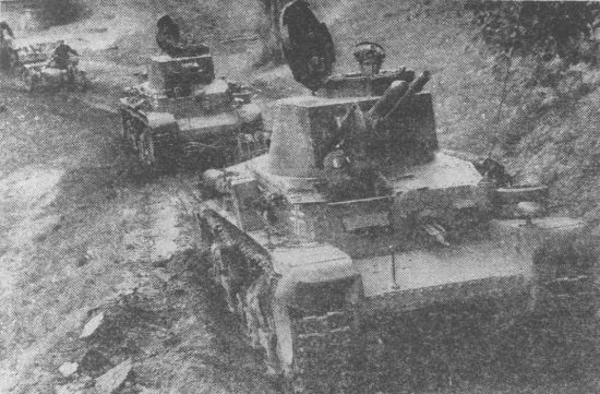 Колонна Pz.35(t). Восточный фронт, лето 1941 года. На левых надгусеничных полках машин хорошо видны светомаскировочные фары Notek и запасные опорные катки, появившиеся перед Французской кампанией.