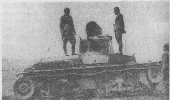 Словацкие офицеры осматривают танк LT vz.35, подбитый советскими войсками. Июль 1941 года.