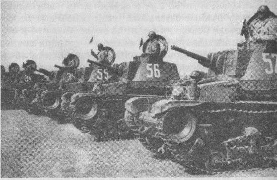 Лёгкие танки Skoda Т-11 и LT vz.35 из состава 3-й роты средних танков болгарской армии. 1941 год.