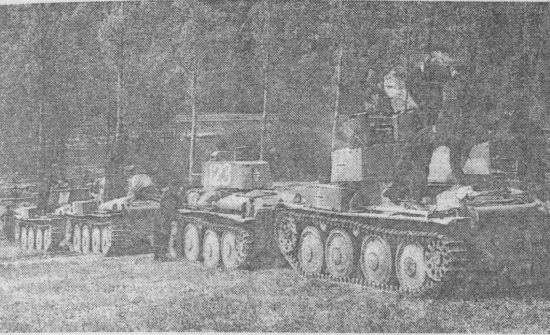 Колонна танков Pz.38(t) Ausf.B из 7-й <a href='https://arsenal-info.ru/b/book/1627328415/38' target='_self'>танковой дивизии</a> на привале. Франция, июнь 1940 года.