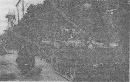 Танки Pz.38(t) 8-й танковой дивизии на одной из улиц Парижа. Июнь 1940 года. На переднем плане командирский танк, оснащённый рамочной антенной.