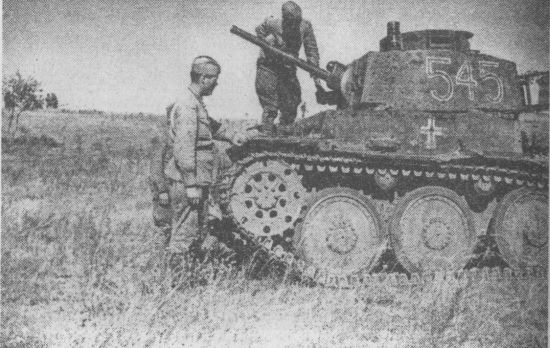 Красноармейцы осматривают захваченный немецкий танк Pz.38(t) Ausf.F предположительно из состава 22-й танковой дивизии. Район северо-западнее Сталинграда, 1942 год.