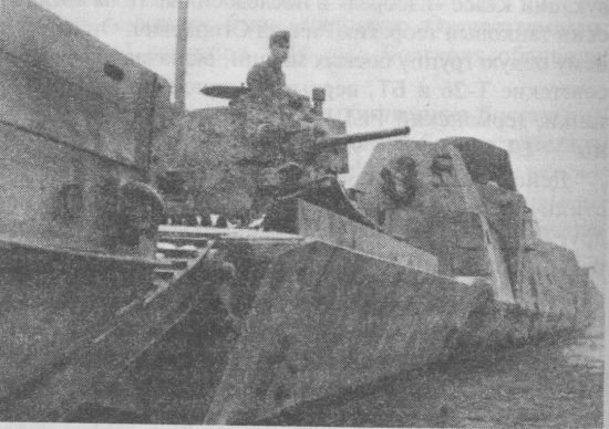 Pz.38(t) на бронеплатформе немецкого бронепоезда. В такой роли боевые машины этого типа использовались вплоть до конца войны.
