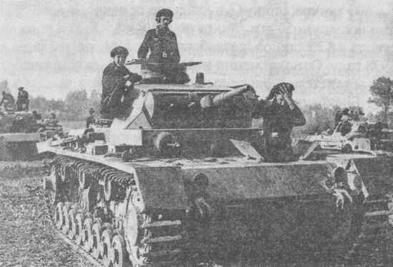 Pz.III Ausf.D. Польша, сентябрь 1939 года. Теоретически механик-водитель и стрелок-радист могли пользоваться для посадки в танк люками доступа к агрегатам трансмиссии. Однако совершенно очевидно, что в боевой обстановке сделать это было практически невозможно.