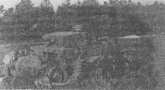 Один из 135 Pz.III, подбитых в ходе Французской кампании. Судя по изображению бизона на борту башни, этот Pz.III Ausf.E принадлежит к 7-му танковому полку 10-й <a href='https://arsenal-info.ru/b/book/1627328415/38' target='_self'>танковой дивизии</a>. Май 1940 года.