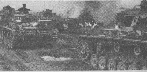Поход на Восток начался! Подразделение Pz.III 11-й танковой дивизии продвигается в глубь советской территории. На заднем плане – горящий БТ-7. 1941 год.