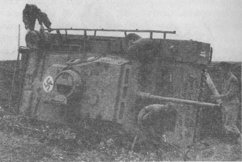 Опрокинувшийся в результате неудачного маневрирования Pz.III Ausf.M из состава моторизованной дивизии СС «Рейх». Курская дуга, 1943 год.
