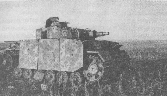 Pz.III Ausf.N, подбитый в ходе операции «Цитадель». Судя по эмблемам, эта машина из 3-го танкового полка 2-й танковой дивизии Вермахта. Орловское направление, август 1943 года.