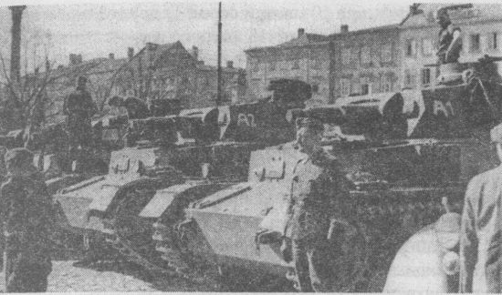 Танки Pz.IV Ausf.C на площади французского города. Июнь 1940 года.
