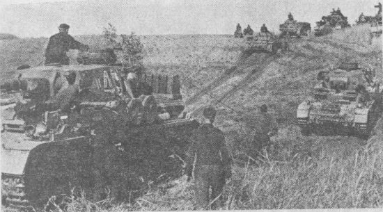 Танковая колонна в степях Украины. Июнь 1941 года. На переднем плане – Pz.IV Ausf.E.