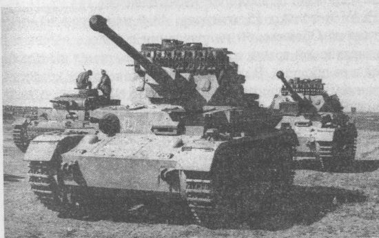 Танки Pz.IV Ausf.F2 из состава 8-го танкового полка 15-й <a href='https://arsenal-info.ru/b/book/1627328415/38' target='_self'>танковой дивизии</a> Германского африканского корпуса. 1942 год.