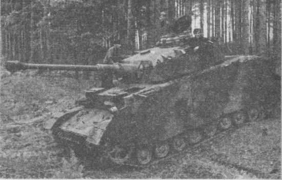 Pz.IV Ausf.J ранних выпусков. Почти полное внешнее соответствие модификации Н (единственное отличие – отсутствие бортового прибора наблюдения механика-водителя). Восточный фронт, 1944 год.