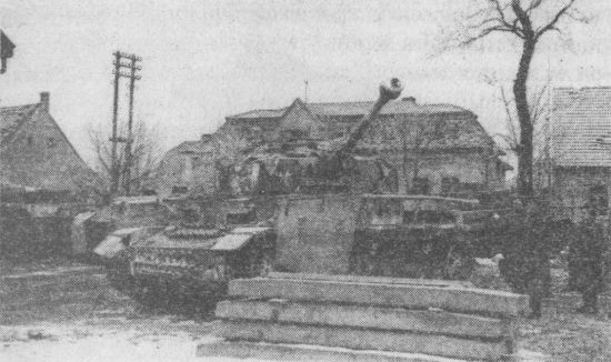 Pz.IV Ausf.J, захваченный в г. Тата. Венгрия, март 1945 года. На машине установлены сетчатые бортовые экраны «типа Тома».