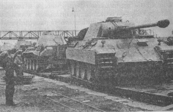 Погрузка «пантер» на железнодорожные платформы для отправки к месту формирования 51-го и 52-го танковых батальонов. Германия, весна 1943 года.