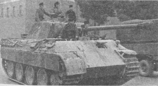 «Пантера» Ausf.D позднего выпуска на улице Рима. 1943 год.