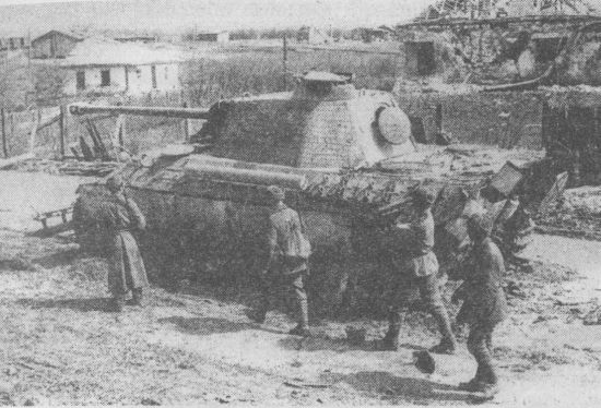 Красноармейцы осматривают «Пантеру» Ausf.A, подбитую на окраине Тернополя. Апрель 1944 года.