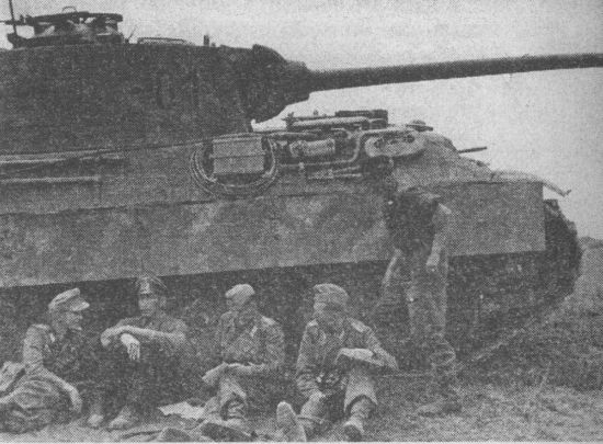 Офицеры дивизии «Великая Германия» рядом с командирской «Пантерой» Ausf.A.