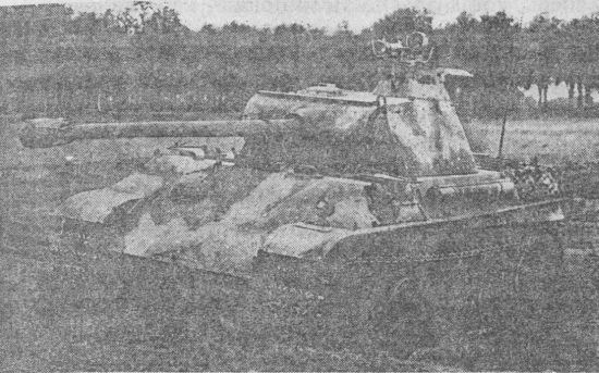 «Пантера» Ausf.G с установленным на командирской башенке прибором ночного видения.