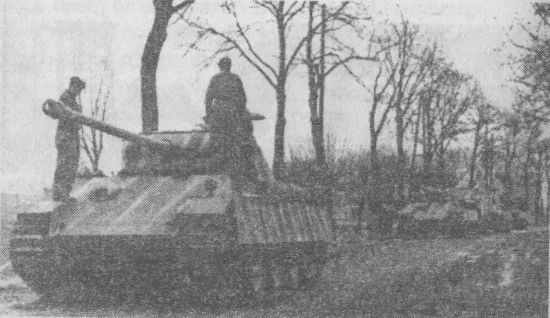 Колонна «пантер» танковой дивизии «Мюнхеберг» выдвигается к линии фронта. Район Кюстринского плацдарма, март 1945 года.
