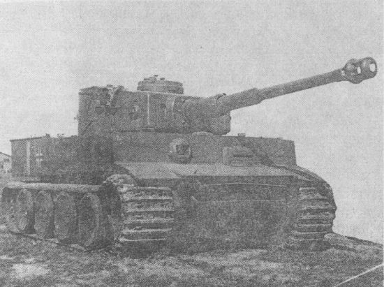 Первый «Тигр», захваченный Красной Армией, на НИБТПолигоне в Кубинке. Скобы на нижнем лобовом листе корпуса предназначены для запасных траков; на двух скобах на правом борту башни крепился ящик для снаряжения. На лобовом листе подбашенной коробки слева изображение мамонта – эмблемы 502-го тяжёлого танкового батальона, справа – приварена подкова, видимо, «на счастье»…