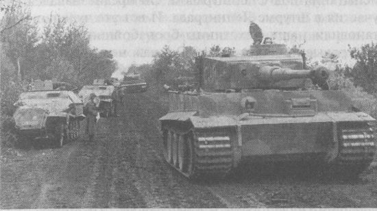Танки «Тигр» моторизованной дивизии «Великая Германия» на марше к передовой. Курская дуга, июль 1943 года.