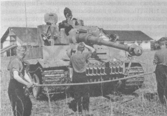 Экипаж «Тигра» из дивизии «Лейбштандрт СС Адольф Гитлер» готовится приступить к чистке ствола орудия своего танка. Восточный фронт, лето 1943 года.