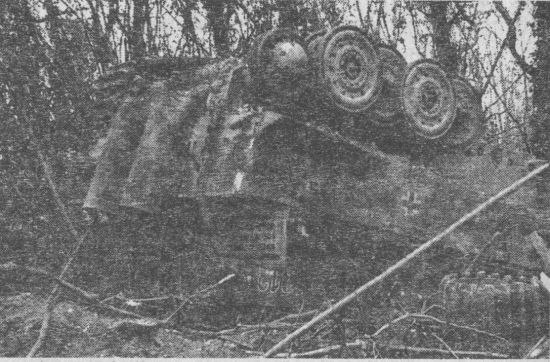 Тяжёлый танк «Тигр», опрокинутый близким разрывом авиабомбы. Авиация союзников была главным средством борьбы с немецкими танками.